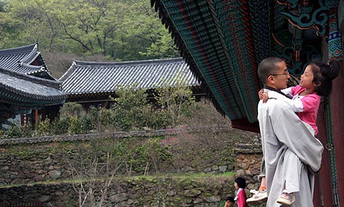 '부처님 오신 어린이날'을 맞은 송광사의 한 스님과 아이의 표정이 천진난만하다. 